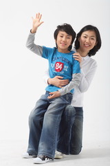 남자아이와 여자아이가 함께 있는 부부