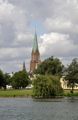 Naklejka premium Blick vom See zum Schweriner Dom