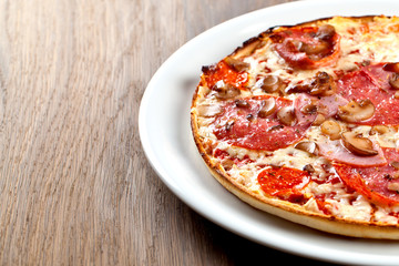 Leckere Pizza auf dem tisch 