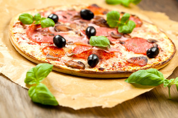 Leckere Pizza auf dem tisch 