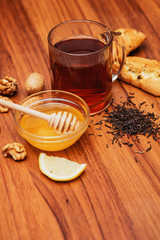 Obraz na płótnie Canvas black tea with lemon and honey