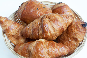 Croissants et pains au chocolat  dans une corbeille