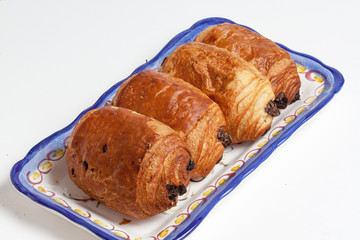 Pains au chocolat  dans unplateau sur fond blanc