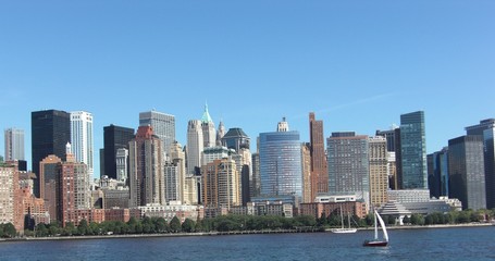 Fototapeta na wymiar Skyline von Manhattan vom Wasser aus