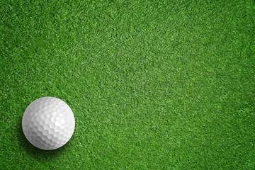 Golfball auf dem Rasen