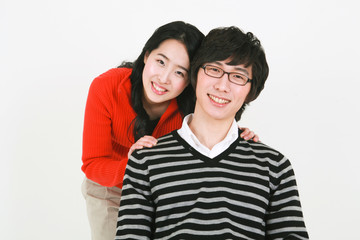 Fototapeta premium 스튜디오 안에서 젊은 커플