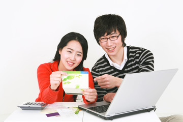 스튜디오 안에서 젊은 커플