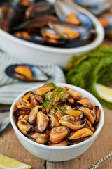 Cooked mussels with lemon and herbs