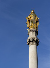 Fototapeta na wymiar Golden angel on column