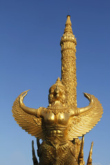 Fototapeta na wymiar goldene Tempelstatue