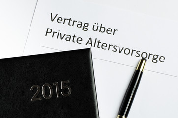 Vertrag über private Altersvorsorge mit Kalender und Füller