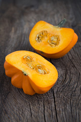 Zwei Hälften eines Kürbis