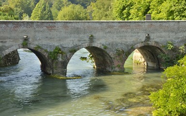 Fototapeta na wymiar Brick bridge in Borguetto, an Italian village