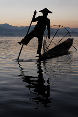 Silhouette de pêcheur du lac Inle au lever du soleil