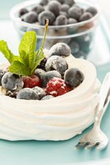 Meringue Pavlova with air cream and fresh berry