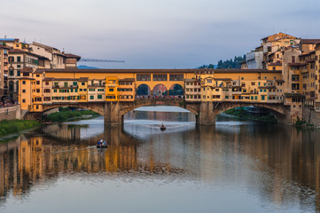 Obraz premium Ponte Vecchio bridge in Florence at night, Italy