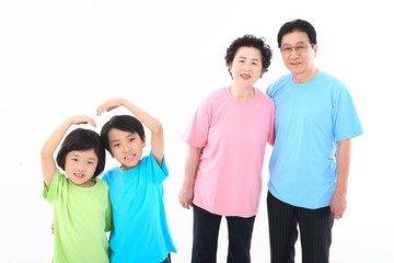 두 어린이와 할머니 할아버지
