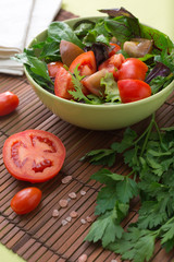 Green salad with tomatoes