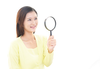 拡大鏡を持つ女性