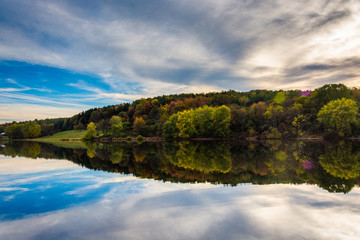 Obraz premium Afternoon reflections at Long Arm Reservoir, near Hanover, Penns