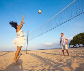 couple playing volleyball