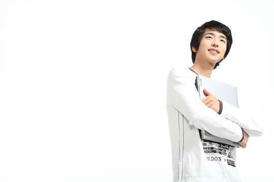 스튜디오 안에서 캐쥬얼한 모습의 젊은 커플