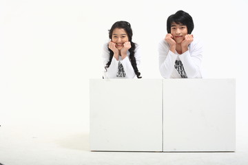 스튜디오 속 젊은 대학생 커플