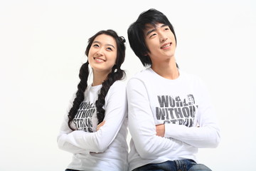 스튜디오 속 젊은 대학생 커플