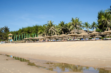 пляж с зонтиками во вьетнаме