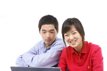 스튜디오 속 젊은 커플