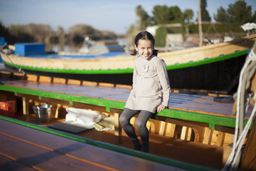 Niña sentada en barca