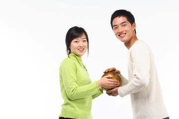 스튜디오 속 젊은 커플 