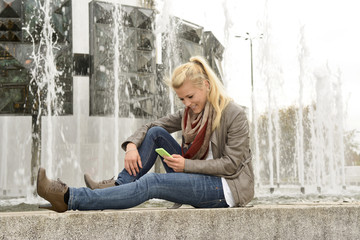 Junge Frau mit Smartphone, Strausberger Platz, Berlin