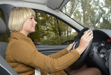 Naklejka premium junge Frau raucht im Auto, Berlin, Deutschland