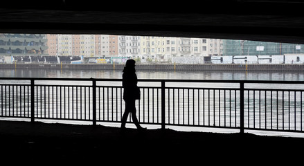 junge Frau läuft am Fluss, Silhouette, Einsamkeit,