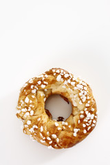 Ostergebäck, Hefekranz mit Hagelzucker und bunten Zuckereiern