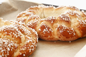 Ostergebäck, Hefekranz mit Hagelzucker und bunten Zuckereiern