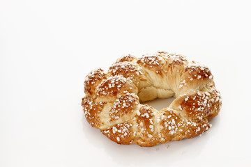 Ostergebäck, Hefekranz mit Hagelzucker und bunten Zuckereiern