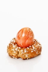Ostergebäck, Hefekranz mit Hagelzucker und bunten Zuckereiern