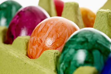 Ostern, bunt bemalte Ostereier im Eierkarton