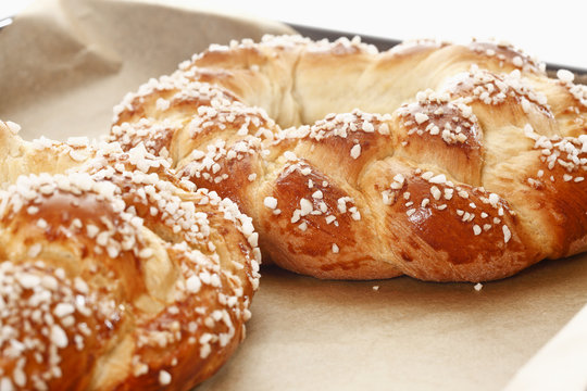 Ostergeb&auml;ck, Hefekranz mit Hagelzucker und bunten Zuckereiern
