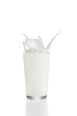 Studio, Glas, Ein Glas mit frischer Milch vor weißem Hintergrund