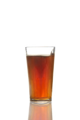 Studio, Glas, Ein Glas mit Cola vor weißem Hintergrund