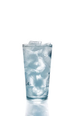 Geeistes Wasser in einem Trinkglas, Eiswürfel, Wasser