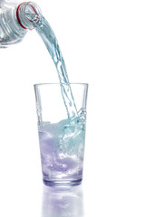 Studio, Glas, Erfrischendes Eiswasser vor weißem Hintergrund