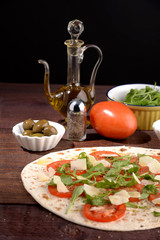 PIADINA CON POMODORO , RUVOLA E FORMAGGIO