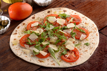 PIADINA CON POMODORO , RUVOLA E FORMAGGIO