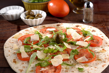 PIADINA CON POMODORO , RUVOLA E FORMAGGIO