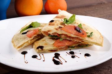 PIADINA CON POMODORO , RUVOLA E FORMAGGIO