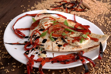 PIADINA CON PEPERONI E RUCOLA